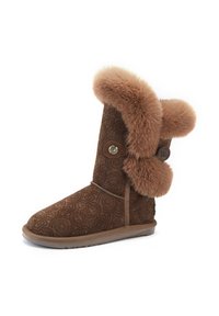 Brązowy zamszowy botek w wzory z sztucznym futerkiem na górze, ozdobnymi guzikami z boku i płaską gumową podeszwą.