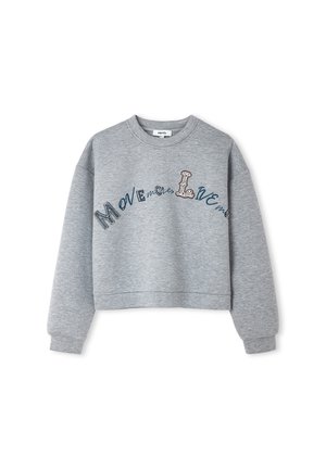 Sweatshirt gris à manches longues et coupe courte avec un texte courbé multistyle "MOVe more, LoVE more" sur la poitrine.