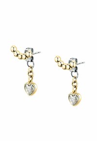 Orecchini in oro e argento con una catena e un ciondolo a cuore in cristallo trasparente. Il design con perline tonde evidenzia la parte superiore.