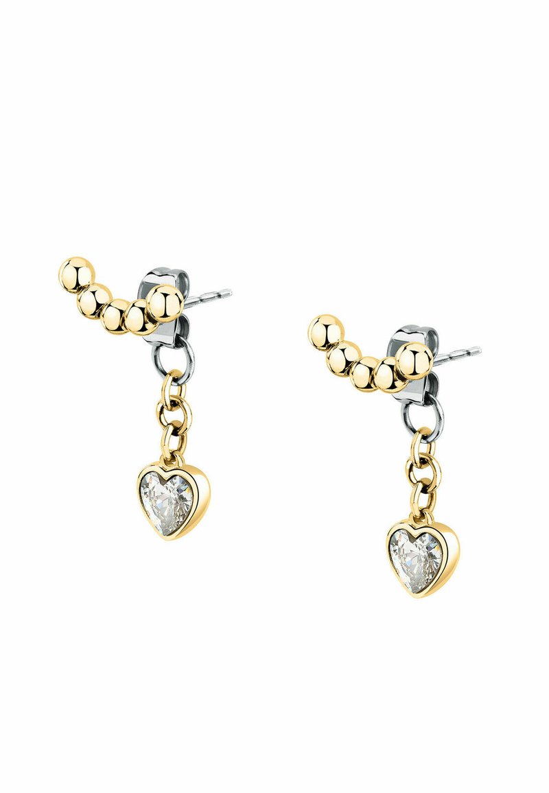 Orecchini in oro e argento con una catena e un ciondolo a cuore in cristallo trasparente. Il design con perline tonde evidenzia la parte superiore.