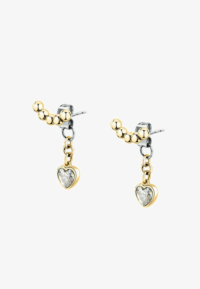 Orecchini in oro e argento con una catena e un ciondolo a cuore in cristallo trasparente. Il design con perline tonde evidenzia la parte superiore.