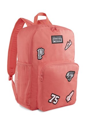 Korallenrosa Rucksack mit Puma-Logo-Patches, Frontreißverschlusstasche, Netzseitentasche und gepolsterten Schulterriemen.