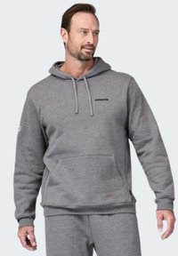 Felpa grigia con cappuccio e coulisse, tasca frontale e logo ricamato. Presenta un tessuto testurizzato con polsini e orlo a coste.