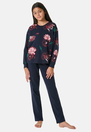 Marinblått blommigt pyjamasset med långärmad topp med rosa blommor och matchande byxor, tillverkat av mjukt tyg med en avslappnad passform.