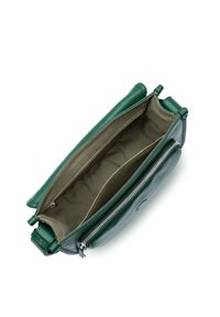 Borsa in pelle verde con texture liscia, chiusura con zip e fodera interna verde oliva. L'esterno ha bordi arrotondati e hardware minimale.