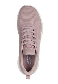 Jasnoróżowy but sportowy z teksturowanym cholewką z dzianiny, z zapięciem na sznurówki, białą podeszwą, wyściełanym kołnierzem i amortyzowaną wkładką.