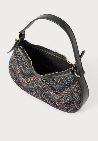 Schwarze Handtasche mit strukturiertem Äußeren, das mit mehrfarbigen Zickzackmustern verziert ist, goldfarbenem Reißverschluss und einem robusten, verstellbaren Griff.