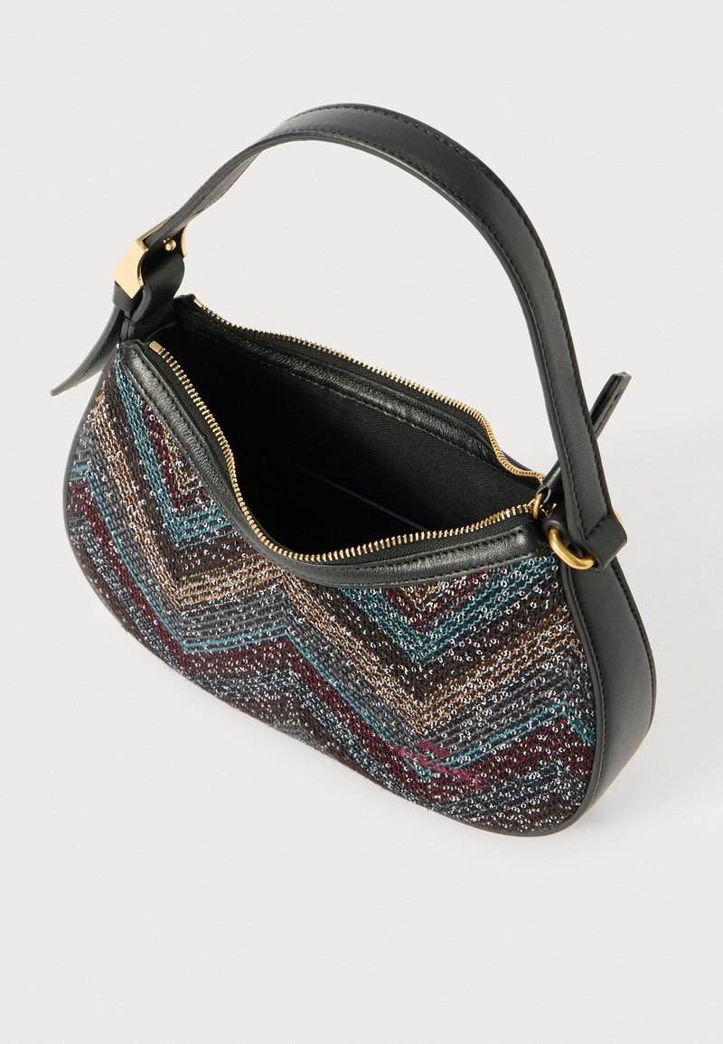 Svart handväska med en texturerad yta och flerfärgade zigzag-mönster, guldfärgad dragkedja och ett robust, justerbart handtag.