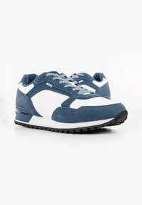 Paire de baskets BOSS bleu et blanc avec lacets gris et semelles en caoutchouc noires texturées, présentée sur une surface blanche.