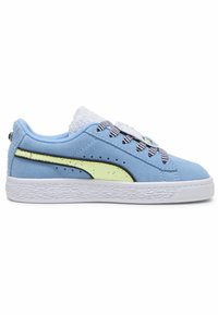 Heledad sini suedesneaker valge kummitald, mustade ja valgete ruuduline paelad ning neoonroheline aktsentriba. Karvane keel on nähtav.