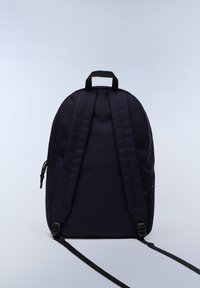 Zaino blu navy realizzato in un tessuto resistente, con spallacci regolabili, una tasca laterale in rete e una maniglia superiore per il trasporto.