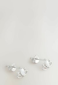 Ezüst bedugós fülbevaló pár, marquise csiszolású tiszta kövekkel és nyitott szirmokkal díszítve, semleges háttéren.