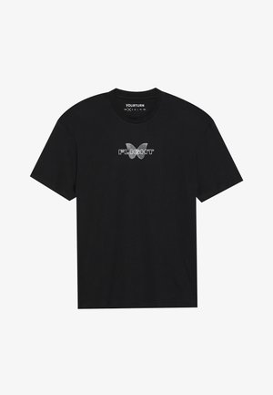 Mustad must t-särk, millel on liblika graafika ja sõna "LEND" rasvases kirjas ees. Lühikesed varrukad ja ümmargune kaelus.