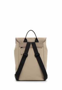 Zaino beige con un design strutturato, spallacci neri regolabili, una maniglia superiore e una tasca con zip sul davanti. Texture liscia.