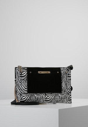 Pochette rectangulaire avec centre en daim noir, bordure à motif zèbre, chaîne dorée et fermeture à glissière sur le dessus.