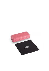 Custodia rigida rosa con logo "Love Moschino" in rilievo e motivi geometrici, accompagnata da una scheda nera con testo bianco.