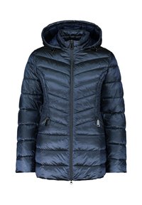 Marineblauwe geïsoleerde pufferjack met een capuchon, voorzien van een chevron-quiltontwerp, ritszakken aan de zijkant, en een rits aan de voorkant.