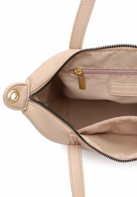 Bēša ādas rokassoma ar rāvējslēdzēja aizdari, iekšējo rāvējslēdzēja kabatu un gludu tekstūru. Aprīkota ar zelta toņa aparatūru un mīkstu oderi.