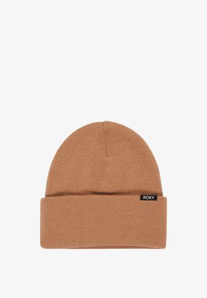 Brązowa dziana czapka z zakładanym mankietem, wykonana z miękkiego materiału. Z boku znajduje się mała czarna metka z białym napisem.