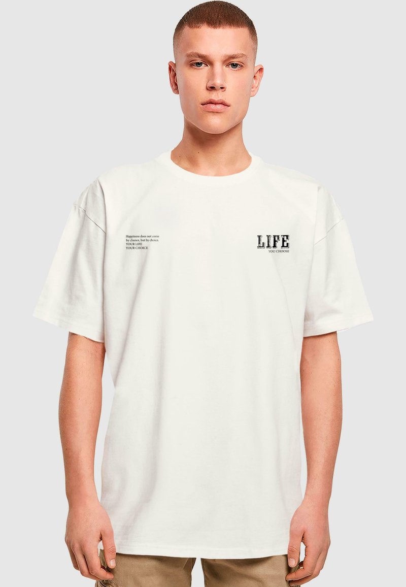 Hvid kortærmet bomulds t-shirt, med tekst på forsiden herunder "LIFE" og et citat på venstre side i sort tryk.