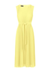 Faltendes gelbes Kleid mit rundem Ausschnitt, ärmellos, und einem passenden Stoffgürtel, der in der Taille gebunden ist, mit einem fließenden Rock.