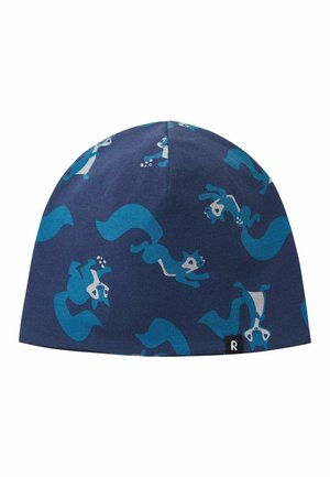 Bonnet en tissu bleu avec un motif d'écureuils bleu clair. Texture lisse, forme arrondie et petite étiquette noire sur le côté.