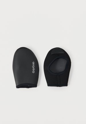 Par de cubrezapatillas de ciclismo GripGrab de neopreno negro, uno mostrando la superficie exterior lisa con el logo, y el otro mostrando el diseño de talón abierto con parche antideslizante.