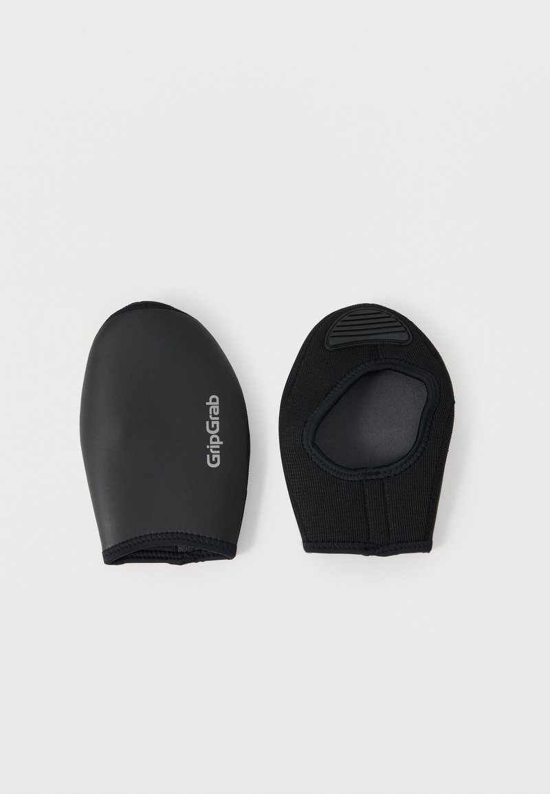 Pár fekete neopréntalpú GripGrab kerékpáros cipővédő, az egyik sima külső felülettel és logóval, a másik pedig nyitott sarokrészes kialakítással és tapadófelülettel.