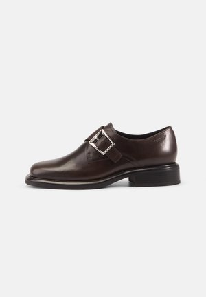 ELLIS - Smart slip-ons - chocolate