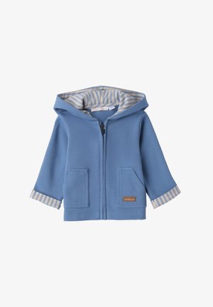 Sudadera azul hecha de tela texturizada, con cremallera frontal, dos bolsillos de parche y forro a rayas en crema y azul claro.