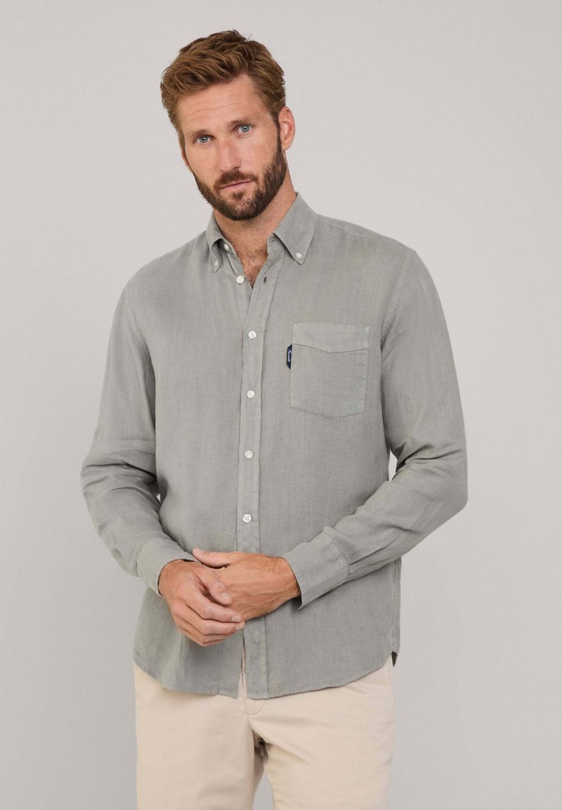 Camicia button-up grigio chiaro in un mix di lino, con taschino sul petto e maniche lunghe. Tessuto morbido con un design sottile e casual.