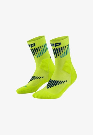 Calcetines deportivos de color amarillo neón con patrones a rayas azules y negras, puños acanalados y talón y puntera reforzados para mayor durabilidad.