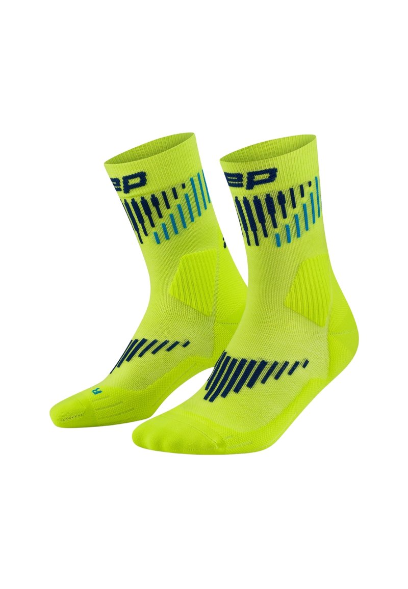 Calcetines deportivos de color amarillo neón con patrones a rayas azules y negras, puños acanalados y talón y puntera reforzados para mayor durabilidad.