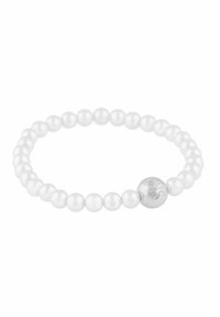 Elastiskt armband med vita pärlor och en silveraccentpärla med graverad logotyp. Slät yta, enhetlig sfärisk form.