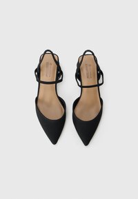 Mustat vegaanisen nahkan slingback-korkokengät, joissa on terävä kärki, joustavat hihnat ja sileä mattapinta; vaaleanruskeat pohjalliset.