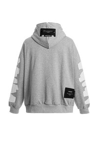 Sudadera gris con capucha con cremallera, diseño abstracto blanco en las mangas y una etiqueta negra en el costado. Fabricada con una tela suave y texturizada.