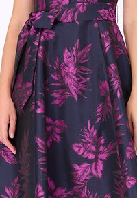 Smart and Joy PATINEUSE BROCART À MOTIF FLORAL - Robe de jour - violet
