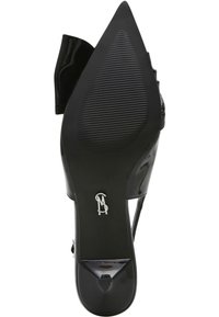 Scarpa nera con tacco alto, punta affilata e finitura lucida. Presenta una suola rigata e un logo vicino al tacco, con un design a fascia.