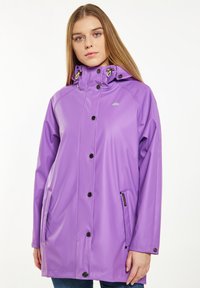 Giacca impermeabile viola con colletto alto, bottoni frontali e cappuccio regolabile. Presenta tasche con zip in contrasto e dettaglio del logo.