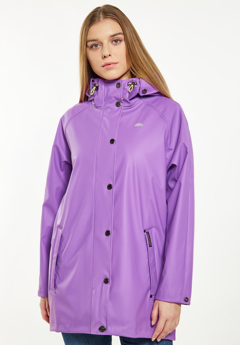 Giacca impermeabile viola con colletto alto, bottoni frontali e cappuccio regolabile. Presenta tasche con zip in contrasto e dettaglio del logo.