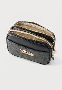 Čierne a sivé púzdro na zips s dvoma priehradkami, zlatou kovovou výbavou a textúrovaným vonkajším povrchom s logom. Hladká vnútorná podšívka.