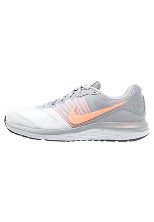 Grå og hvid Nike løbesko med ferskenfarvet Swoosh-logo, mesh overdel og polstret sål, vist i sideprofil mod venstre.