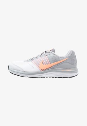 Zapatilla de correr Nike gris y blanca con logo swoosh en color melocotón, parte superior de malla y suela acolchada, mostrada de perfil mirando hacia la izquierda.