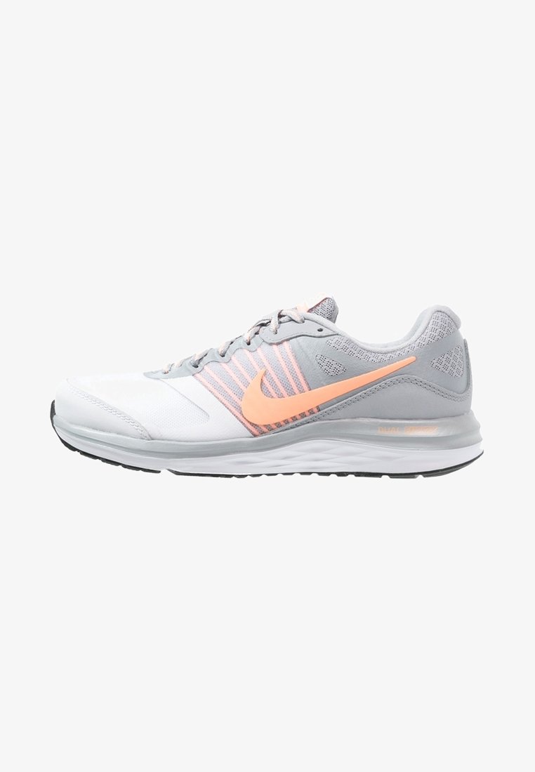 Chaussure de course Nike grise et blanche avec logo Swoosh pêche, tige en mesh et semelle rembourrée, vue de profil latéral vers la gauche.