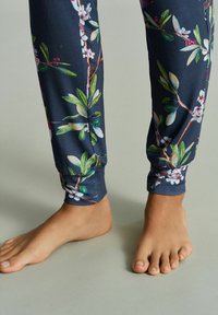 B by Ted Baker SET  - REGULAR FIT - Pyžamová súprava - charcoal grey bird floral print