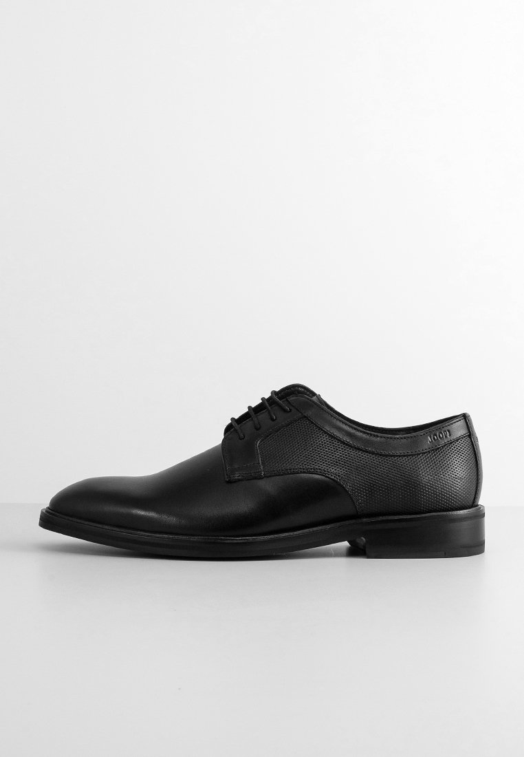 Schwarze Lederschuhe mit glatter Oberfläche, ausgestattet mit einem strukturierten Mesh-Einsatz an den Seiten, runder Zehenpartie und einer flachen Sohle.