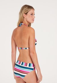 Dryžuotas bikini rinkinys, kuriame yra aukšta kaklo stiliaus viršus su daugiaspalviais horizontaliais dryžiais ir atitinkamais aukštai juosmeniškais dugnais su panašiu raštu.