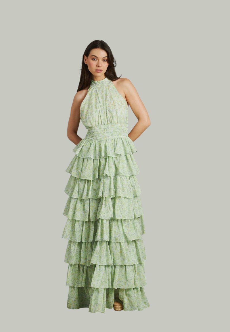 Zielona, kwiecista sukienka maxi z falbanami, na halter, o warstwowej konstrukcji i dopasowanej talii, wykonana z lekkiego materiału o delikatnej fakturze.