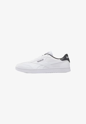 Sneaker basse bianche Reebok con linguetta nera sul tallone, chiusura con lacci e logo Reebok sul lato e sul tallone.