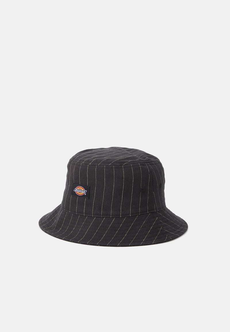 Schwarzer Bucket Hat aus Baumwolle mit weißen Nadelstreifen. Verfügt über ein Markenlogo-Patch an der Seite und einen breiten, flexiblen Rand.